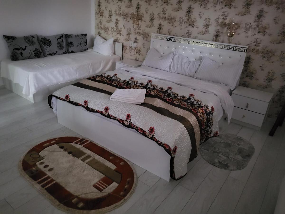 Appartamento Apartament Cu Terasa Si Gratar Satu Mare Esterno foto